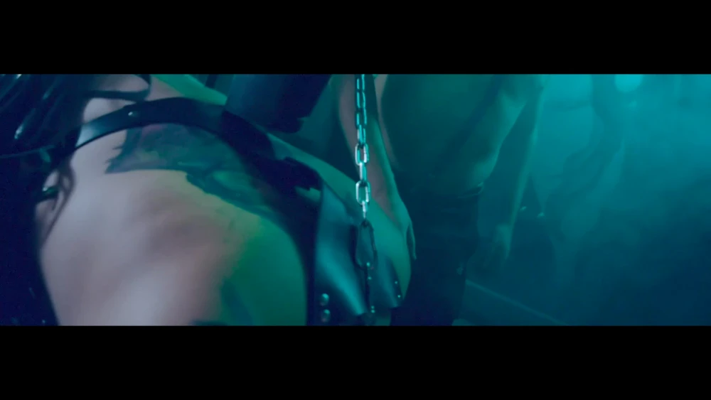 Latex Webcam Dom: Fußmassage zu Eier-Klatschen, Schwanz-Schlägen & Tritte!: Ansehen auf EroticOnly.DE